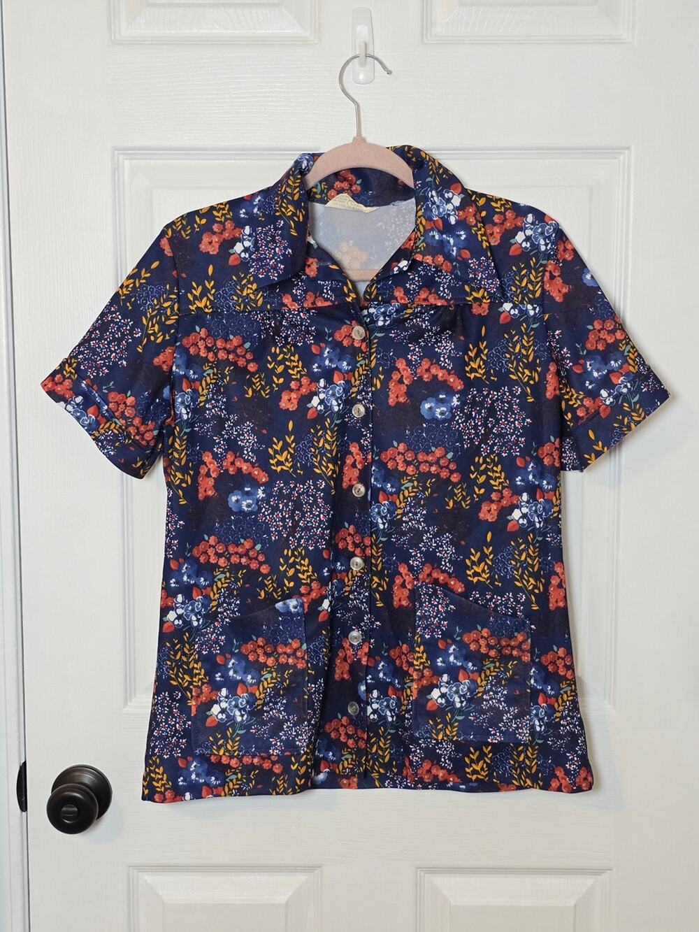 Vintage Smartique Women’s Navy Floral Short Sleeve Button Down Shirt 36/M